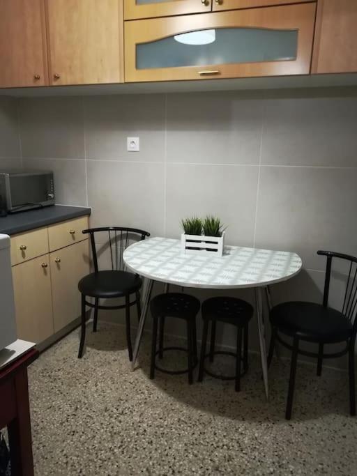 Unique 3 Bdrm Apartment, 5 Min Walk From Acropolis Apartment *