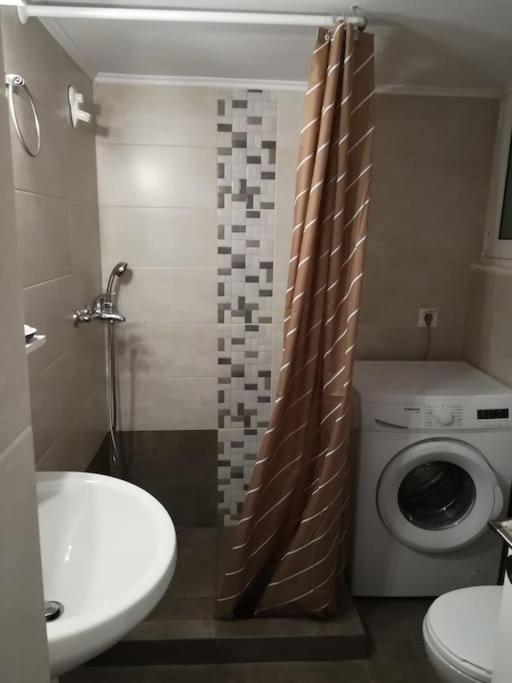 Unique 3 Bdrm Apartment, 5 Min Walk From Acropolis Apartment