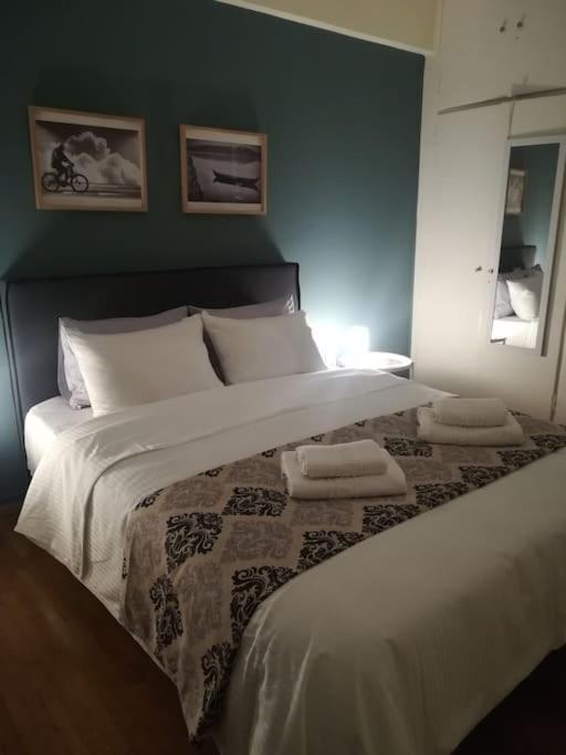 Unique 3 Bdrm Apartment, 5 Min Walk From Acropolis Apartment *