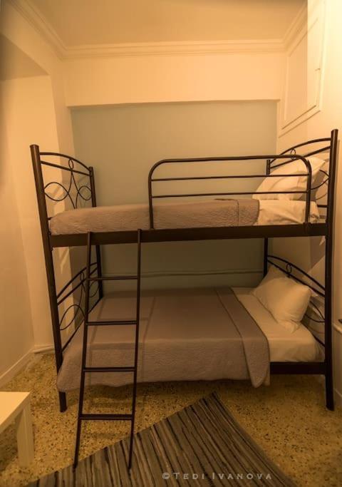 Unique 3 Bdrm Apartment, 5 Min Walk From Acropolis Apartment